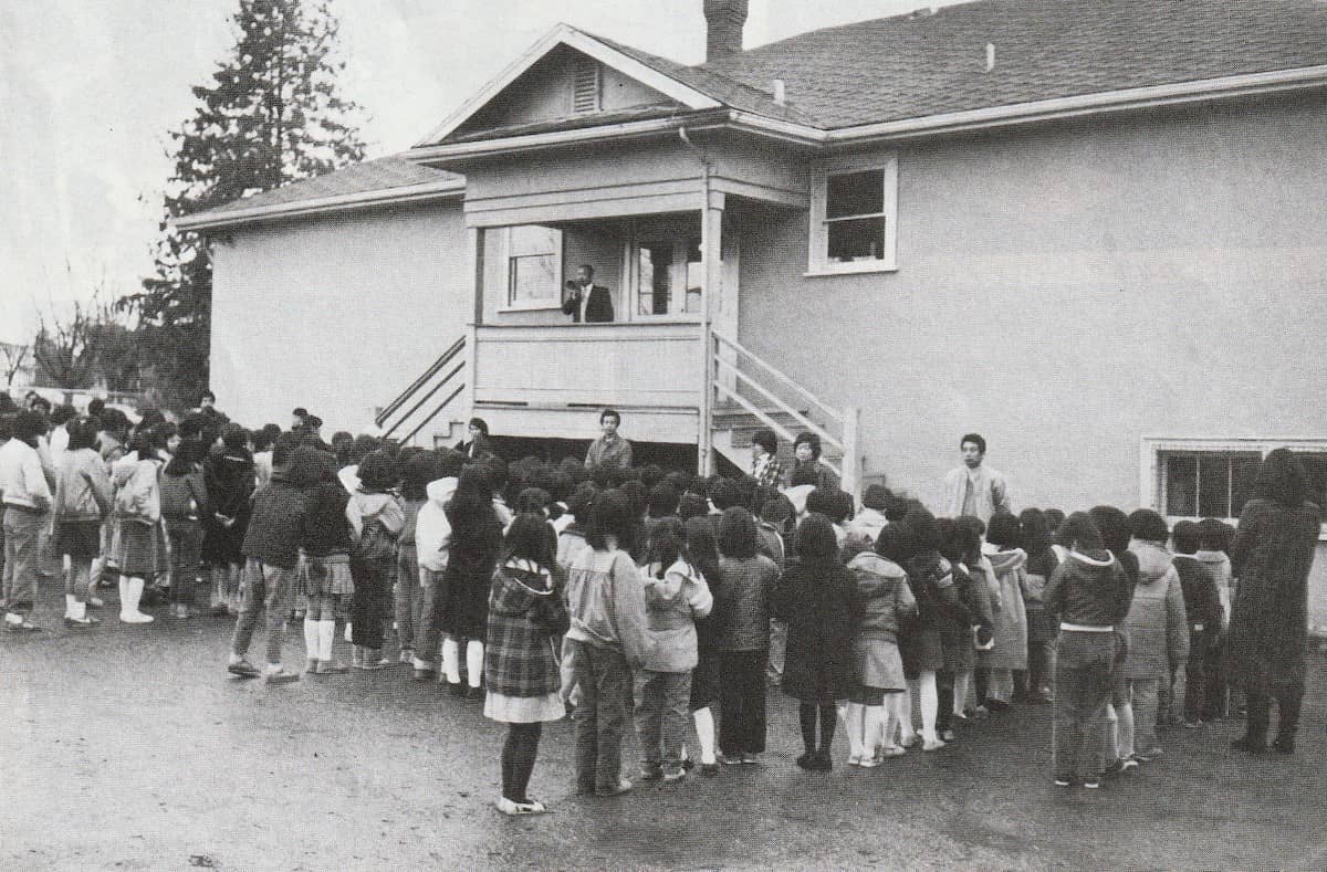 校舎前での朝礼 (1985年)